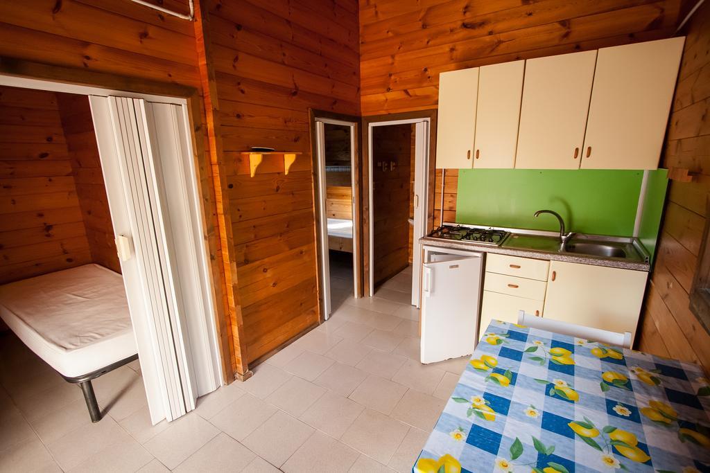 Villaggio Camping Uria Foce Varano Buitenkant foto