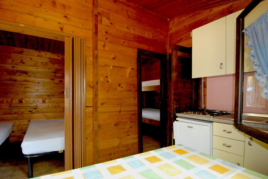 Villaggio Camping Uria Foce Varano Buitenkant foto